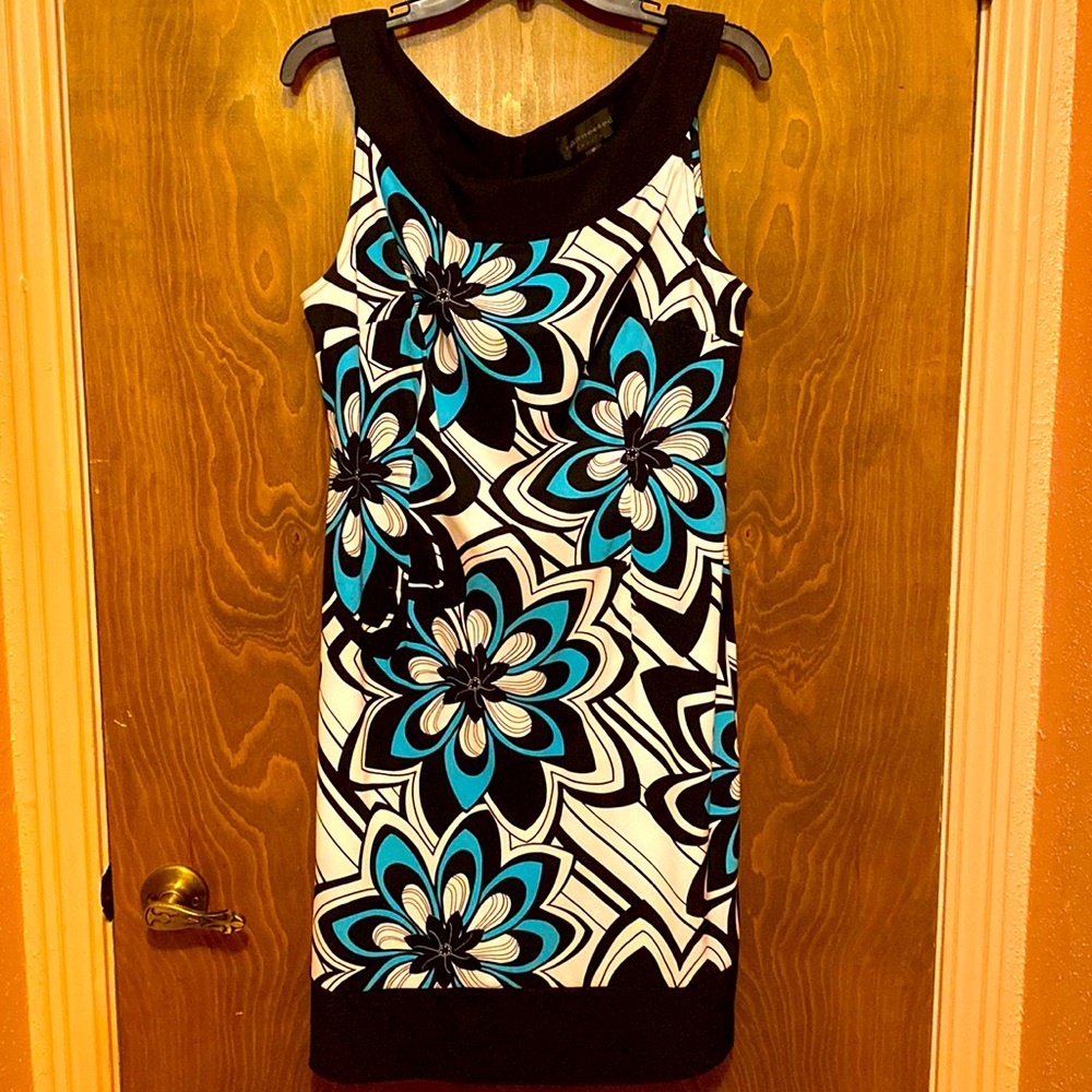 Sleeveless Large Floral Patterned Dress Featuring 2 Button Closure/Zipper Back